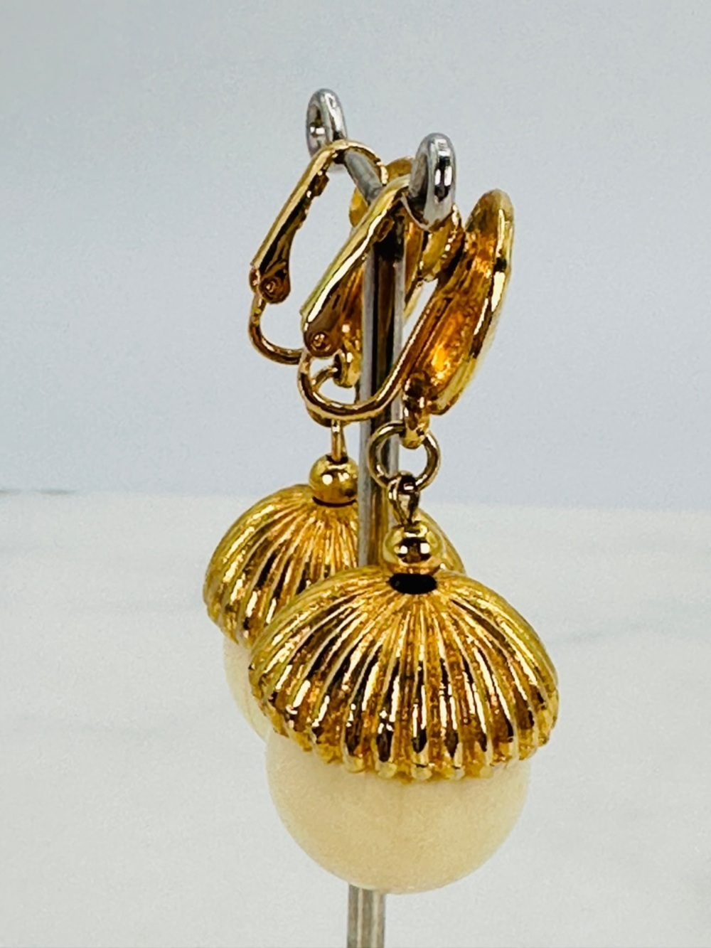 Vintage Cream and Gold Drop Clip On Earrings Hammered Disc with Ribbed Acorn Top - Picture 2 of 10